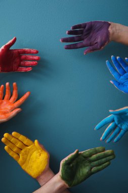 Renkli arka planda boyanmış avuç içleri olan ellerden yapılmış bir çerçeve. LGBT kavramı