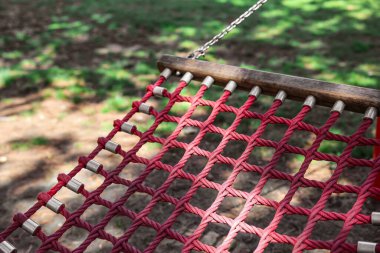 Güneşli bir günde bahçede rahat bir hamak.