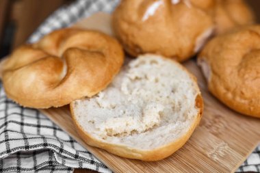 Lezzetli Kayzer tahtanın üzerinde yuvarlanıyor.