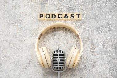 Kelime PODCAST, kulaklıklar ve grunge arkaplanda mikrofon