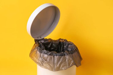 Çöp kutusunu sarı arkaplanda aç