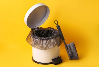 Çöp kutusunu aç ve sarı arkaplanı fırçala