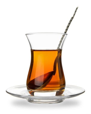 Beyaz arkaplanlı bir bardak Türk çayı.