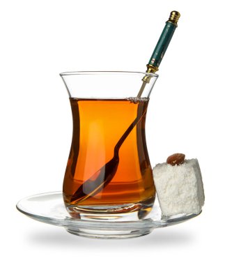 Beyaz arkaplanlı bir bardak Türk çayı.