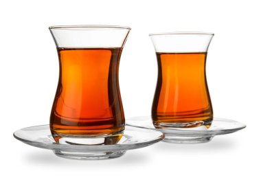 Beyaz zemin üzerinde bir bardak Türk çayı