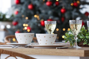 Mutfakta şampanya kadehleriyle Noel masası, yakın plan.