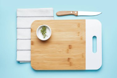 Mavi arka planda temiz kesim tahtası ve havlu