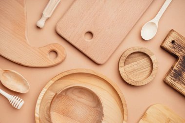 Bej arka planda ahşap mutfak aletleri