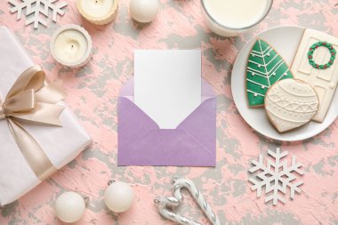 Noel Baba 'ya mektup, Noel dekoru, kurabiye ve arkaplanda hediye.