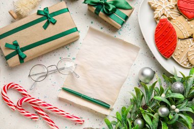 Noel Baba 'ya boş bir mektup, gözlüklü, Noel hediyeli ve grunge arka planda kurabiyeler.