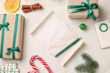 Noel Baba 'ya boş bir mektup, beyaz arka planda hediyeler ve ikramlar.