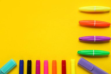 Sarı arkaplanda farklı işaretlere sahip kompozisyon