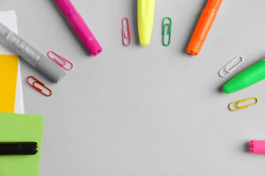 Gri arkaplanda farklı kırtasiye malzemesi olan kompozisyon