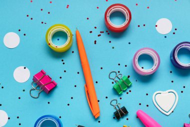 Renk arkaplan üzerinde farklı kırtasiye ve payetli kompozisyon