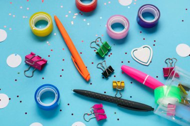 Renk arkaplan üzerinde farklı kırtasiye ve payetli kompozisyon