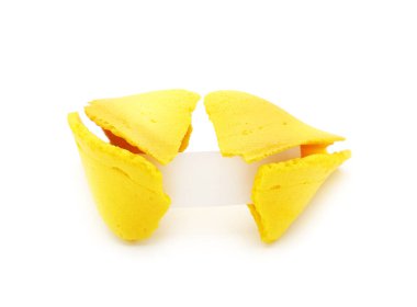 Beyaz arkaplanlı sarı fal kurabiyeleri