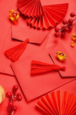 Kırmızı arka planda Çince sembolleri olan zarflar, yakın plan. Yeni yıl kutlaması
