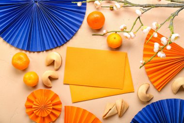 İçinde fal kurabiyeleri, mandalina ve bej arka planda Çince semboller olan boş kartlar. Yeni yıl kutlaması