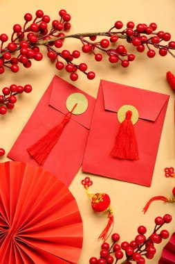Böğürtlenli zarflar ve bej arka planda Çince semboller. Yeni yıl kutlaması