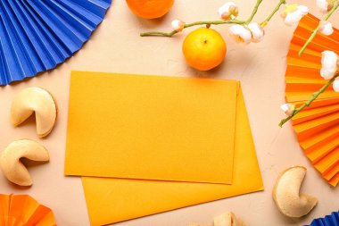 İçinde fal kurabiyeleri, mandalina ve bej arka planda Çince semboller olan boş kartlar. Yeni yıl kutlaması