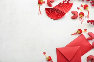 Şans kurabiyelerinin olduğu kırmızı zarflar ve beyaz arka planda Çince semboller. Yeni yıl kutlaması