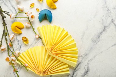 Işık arkaplanda Çin sembollü fal kurabiyeleri. Yeni yıl kutlaması