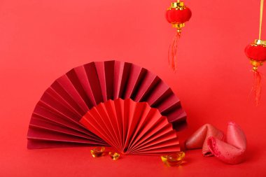 Şans kurabiyeleri ve kırmızı arka planda Çince semboller. Yeni yıl kutlaması