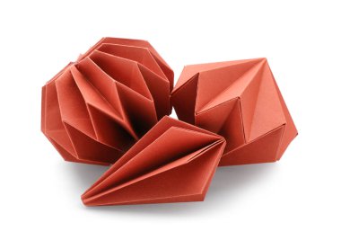 Beyaz arka planda kağıt Noel oyuncakları