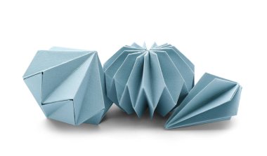 Beyaz arka planda kağıt Noel topları