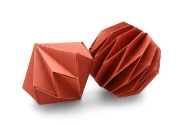 Beyaz arka planda kağıt Noel topları