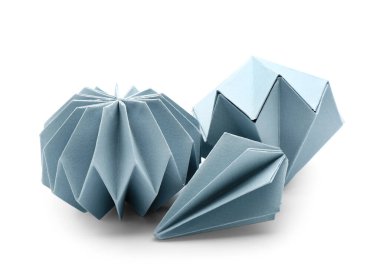 Beyaz arka planda kağıt Noel topları