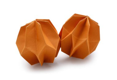 Beyaz arka planda kağıt Noel topları