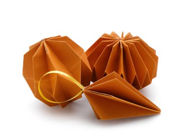 Beyaz arka planda kağıt Noel topları