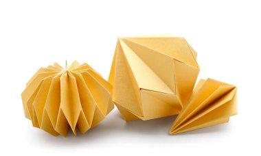 Beyaz arka planda kağıt Noel topları