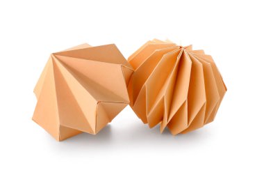 Beyaz arka planda kağıt Noel topları