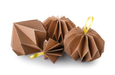 Beyaz arka planda kağıt Noel topları