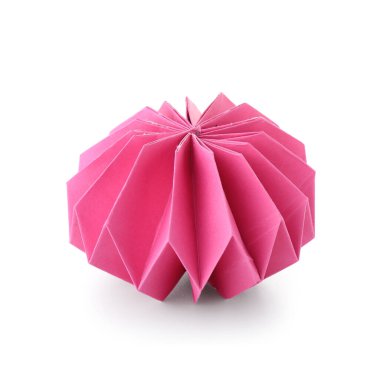 Beyaz arka planda pembe kağıt Noel topu