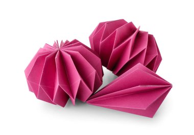 Beyaz arka planda kağıt Noel topları