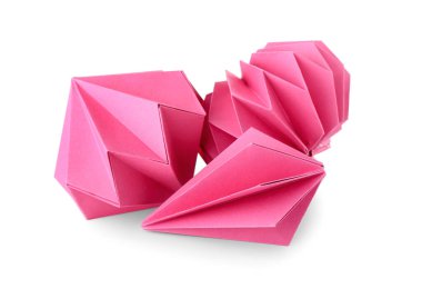 Beyaz arka planda kağıt Noel topları