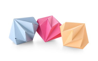 Beyaz arka planda kağıt Noel topları