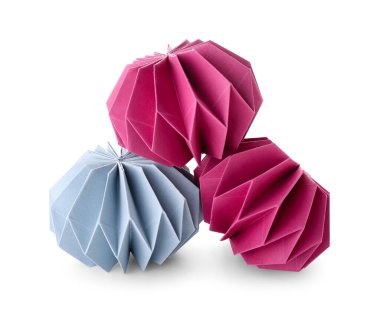 Beyaz arka planda kağıt Noel topları