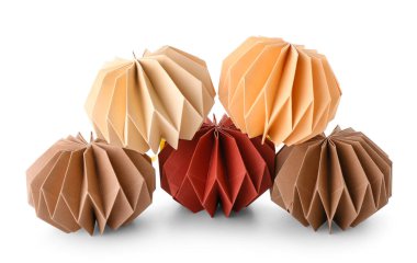 Beyaz arka planda kağıt Noel topları