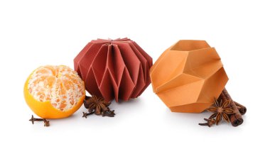 Beyaz arka planda anason ve tarçınlı kağıt Noel topları