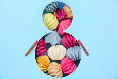 Kardan adam şeklinde kesilmiş mavi kağıt. Noel topları, üst manzara.