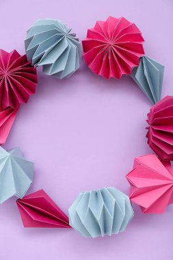 Leylak arka planında kağıt Noel toplarından yapılmış çerçeve