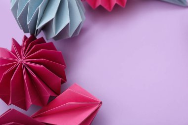 Leylak arka planında kağıt Noel toplarından yapılmış çerçeve