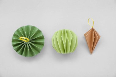 Gri arka planda kağıt Noel topları