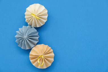 Kağıt Noel topları mavi zemin üzerine