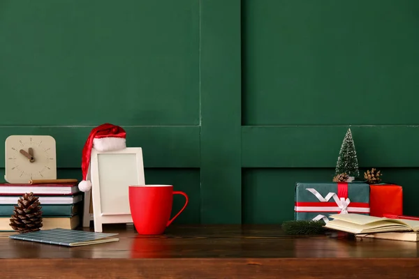 Мбаппе Шляпой Санта Клауса Напитками Книгами Рождественскими Подарками Столе Зеленой — стоковое фото