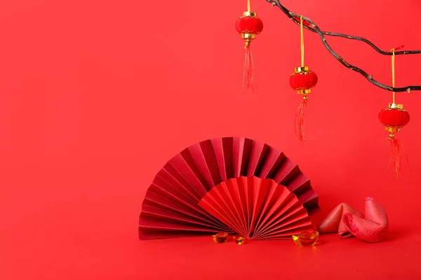 Fortune Cookies Met Boomtakken Chinese Symbolen Rode Achtergrond Nieuwjaarsviering — Stockfoto